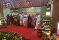 - MINUM JAMU- Menyambut Hari Jamu Nasional, Sido Muncul mengundang 100 penjual jamu dan angkringan untuk berkunjung ke Pabrik Sido Muncul di Kabupaten Semarang dan minum jamu bersama, Selasa (3/6/2025). Foto : ist/metrojateng.id