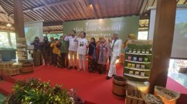 - MINUM JAMU- Menyambut Hari Jamu Nasional, Sido Muncul mengundang 100 penjual jamu dan angkringan untuk berkunjung ke Pabrik Sido Muncul di Kabupaten Semarang dan minum jamu bersama, Selasa (3/6/2025). Foto : ist/metrojateng.id