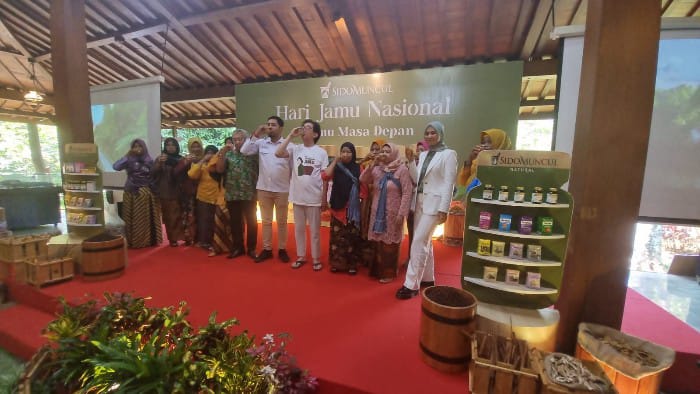 - MINUM JAMU- Menyambut Hari Jamu Nasional, Sido Muncul mengundang 100 penjual jamu dan angkringan untuk berkunjung ke Pabrik Sido Muncul di Kabupaten Semarang dan minum jamu bersama, Selasa (3/6/2025). Foto : ist/metrojateng.id