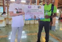 - APRESIASI- Direktur Sido Muncul, Dr. (H.C.) Irwan Hidayat, memberikan apresiasi berupa uang Rp10 juta dan 5 ekor kambing untuk Satpam Sido Muncul yang lari 144 kilometer demi rasa syukur anaknya diterima TNI AL, Selasa (3/6/2025). Foto : ist/metrojateng.id