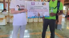- APRESIASI- Direktur Sido Muncul, Dr. (H.C.) Irwan Hidayat, memberikan apresiasi berupa uang Rp10 juta dan 5 ekor kambing untuk Satpam Sido Muncul yang lari 144 kilometer demi rasa syukur anaknya diterima TNI AL, Selasa (3/6/2025). Foto : ist/metrojateng.id