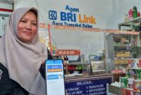 - DANA TALANGAN- Nur Hidayah, salah satu Agen BRILink di Bangetayu, Kota Semarang, menunjukkan aplikasi pencairan 'Pinang Dana Talangan' milik Bank Raya, bank digital BRI Group, Kamis (12/6/2025). Foto : ist/metrojateng.id