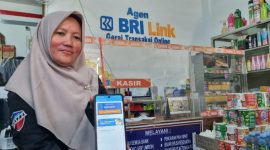- DANA TALANGAN- Nur Hidayah, salah satu Agen BRILink di Bangetayu, Kota Semarang, menunjukkan aplikasi pencairan 'Pinang Dana Talangan' milik Bank Raya, bank digital BRI Group, Kamis (12/6/2025). Foto : ist/metrojateng.id