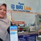 - DANA TALANGAN- Nur Hidayah, salah satu Agen BRILink di Bangetayu, Kota Semarang, menunjukkan aplikasi pencairan 'Pinang Dana Talangan' milik Bank Raya, bank digital BRI Group, Kamis (12/6/2025). Foto : ist/metrojateng.id