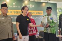 - BANTUAN BIBIT IKAN- Direktur PT Industri Jamu dan Farmasi Sido Muncul Tbk, DR (HC) Irwan Hidayat, secara simbolis memberikan bantuan 20.000 bibit ikan untuk Rawa Pening. Foto : ist/metrojateng.id