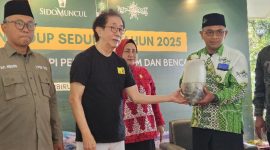 - BANTUAN BIBIT IKAN- Direktur PT Industri Jamu dan Farmasi Sido Muncul Tbk, DR (HC) Irwan Hidayat, secara simbolis memberikan bantuan 20.000 bibit ikan untuk Rawa Pening. Foto : ist/metrojateng.id