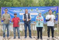 - TANAM MANGROVE- Dalam ramgka mendukung kelestarian Ekosistem Laut, Bank Raya menanam ribuan pohon bakau, yang berkolaborasi dengan Kelompok Petani untuk Literasi Keuangan, di Semarang, Jumat (13/6/2025). Foto : Dok.Humas/metrojateng.id
