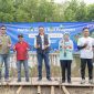 - TANAM MANGROVE- Dalam ramgka mendukung kelestarian Ekosistem Laut, Bank Raya menanam ribuan pohon bakau, yang berkolaborasi dengan Kelompok Petani untuk Literasi Keuangan, di Semarang, Jumat (13/6/2025). Foto : Dok.Humas/metrojateng.id