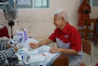 M. Feriadi Soeprapto, Presdir JNE mengikuti pemeriksaan kesehatan di RS. Siti Khodijah. Foto : ist/metrojateng.id