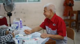 M. Feriadi Soeprapto, Presdir JNE mengikuti pemeriksaan kesehatan di RS. Siti Khodijah. Foto : ist/metrojateng.id