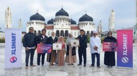 - WAKAF ALQURAN- Director & Chief People Officer XLSMART, Jeremiah Ratadhi, (kedua dari kiri) saat Penyerahan Wakaf Al-Quran yang dilaksanakan di halaman Masjid Raya Baiturrahman, Jl. Moh. Jam No.1, Kp. Baru, Kec. Baiturrahman, Kota Banda Aceh, Aceh. Jum’at (20/6/2025). Foto : Dok.XLSmart/metrojateng.id