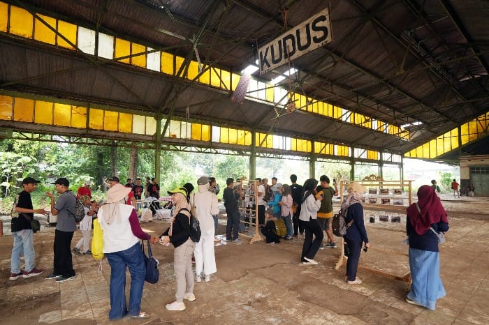 - NAPAK TILAS- PT Kereta Api Indonesia (Persero) Daerah Operasi 4 Semarang bersama komunitas pecinta kereta api Indonesian Railways Preservation Society (IRPS), Kereta Anak Bangsa (KAB), Komunitas Cerita Kudus Kota, dan Lelana Walking Tour melaksanakan kegiatan bertajuk Telusuri Jejak Kereta Api di Kudus pada Minggu, 22 Juni 2025. Foto : Dok.Daop4/metrojateng.id