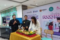 - TUMPENG 1 METER- Mamerta Cafe & Cake (Mama Mertua) meluncurkan produk terbarunya tumpeng 1 Meter dengan ukuran unik dan desain kekinian pertama di Kota Semarang, Jawa Tengah, Sabtu (28/6/2025).Foto : Dok.Artugo/metrojateng.id
