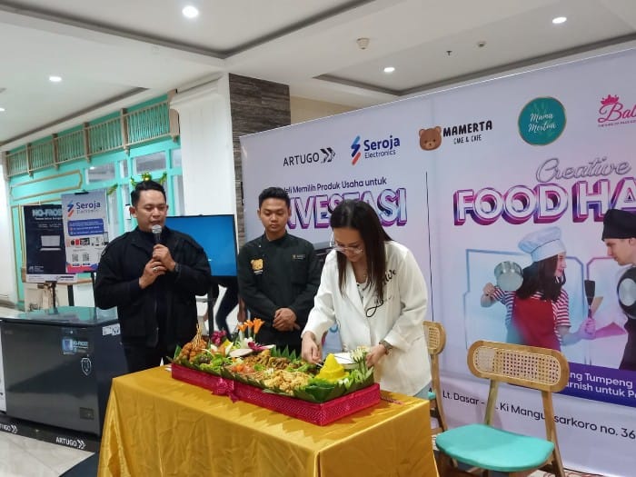 - TUMPENG 1 METER- Mamerta Cafe & Cake (Mama Mertua) meluncurkan produk terbarunya tumpeng 1 Meter dengan ukuran unik dan desain kekinian pertama di Kota Semarang, Jawa Tengah, Sabtu (28/6/2025).Foto : Dok.Artugo/metrojateng.id