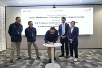 KOLABORASI -  (kiri ke kanan) Direktur Network Telkom Nanang Hendarno, Direktur Wholesale & International Service Telkom Honesti Basyir, Executive General Manager Digital Connectivity Service Telkom Teuku Muda Nanta, Regional Director Conversant Indonesia Aiman Hakim, dan CEO Conversant Cheong Fun Hua saat penandatanganan perjanjian kerja sama penyediaan layanan Content Delivery Network as a Service (CDN as a Service/CaaS) di Indonesia antara Telkom dan Conversant di Telkom Landmark Tower, Jakarta. (ist/Tya)