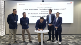 KOLABORASI -  (kiri ke kanan) Direktur Network Telkom Nanang Hendarno, Direktur Wholesale & International Service Telkom Honesti Basyir, Executive General Manager Digital Connectivity Service Telkom Teuku Muda Nanta, Regional Director Conversant Indonesia Aiman Hakim, dan CEO Conversant Cheong Fun Hua saat penandatanganan perjanjian kerja sama penyediaan layanan Content Delivery Network as a Service (CDN as a Service/CaaS) di Indonesia antara Telkom dan Conversant di Telkom Landmark Tower, Jakarta. (ist/Tya)