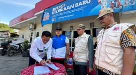 KOLABORASI - Area Manager Communication, Relations, & Corporate Social Responsbility (CSR) Pertamina Patra Niaga, Taufiq Kurniawan menandatangani penyerahan bahan bakar minyak berjenis Dexlite  1.500 liter. Bantuan ini diserahkan langsung di Stasiun Pengisian Bahan Bakar Umum (SPBU) 44.501.11 di Jalan Kaligawe Raya. (ist/Tya)