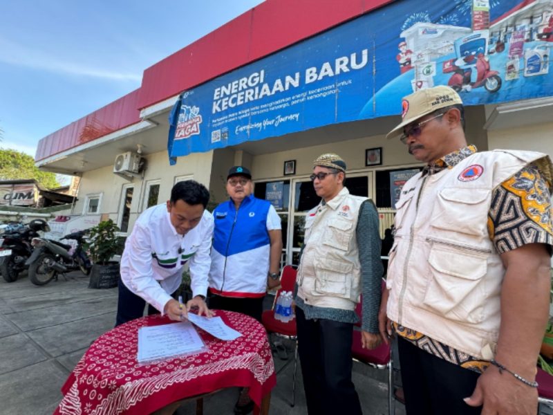 KOLABORASI - Area Manager Communication, Relations, & Corporate Social Responsbility (CSR) Pertamina Patra Niaga, Taufiq Kurniawan menandatangani penyerahan bahan bakar minyak berjenis Dexlite  1.500 liter. Bantuan ini diserahkan langsung di Stasiun Pengisian Bahan Bakar Umum (SPBU) 44.501.11 di Jalan Kaligawe Raya. (ist/Tya)