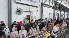 LIBUR PANJANG - Penyumbang KA membanjiri stasiun Tawang Semarang. (ist/Tya) selama libur tahun baru Islam 