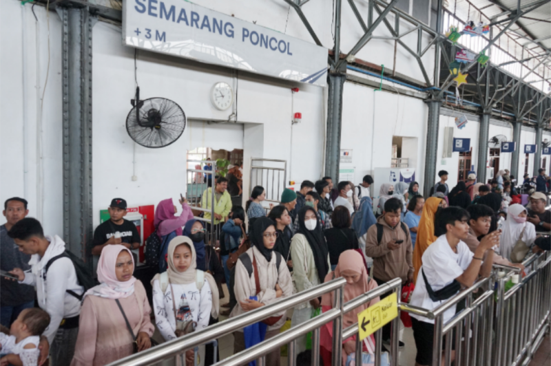 LIBUR PANJANG - Penyumbang KA membanjiri stasiun Tawang Semarang. (ist/Tya) selama libur tahun baru Islam 