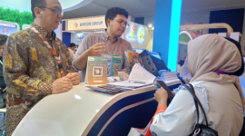 KUNJUNGI STAN - Sarjuni Adicahya, Vice President Divisi Bisnis Strategis Industrial Services, usai memberikan paparan di gelaran Joint Convention Semarang (JCS) 2025 yang resmi dibuka di Padma Convention Hotel, Semarang. Menyempatkan diri mengunjungi stand PT SI dan menyapa pengunjung. (tya)