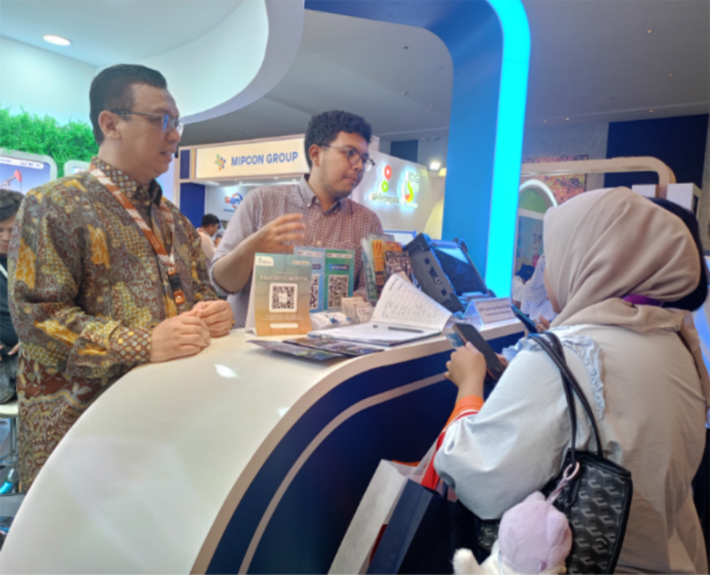 KUNJUNGI STAN - Sarjuni Adicahya, Vice President Divisi Bisnis Strategis Industrial Services, usai memberikan paparan di gelaran Joint Convention Semarang (JCS) 2025 yang resmi dibuka di Padma Convention Hotel, Semarang. Menyempatkan diri mengunjungi stand PT SI dan menyapa pengunjung. (tya)