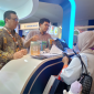 KUNJUNGI STAN - Sarjuni Adicahya, Vice President Divisi Bisnis Strategis Industrial Services, usai memberikan paparan di gelaran Joint Convention Semarang (JCS) 2025 yang resmi dibuka di Padma Convention Hotel, Semarang. Menyempatkan diri mengunjungi stand PT SI dan menyapa pengunjung. (tya)