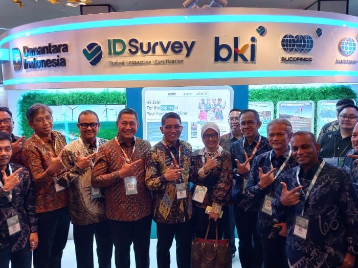 - JOINT CONVENTION- Direktur Utama PT Surveyor Indonesia, Sandry Pasambuna (kiri) bersama Sekretaris Jenderal Kementerian Energi dan Sumber Daya Mineral (ESDM), Dadan Kusdiana saat kunjungan di booth PTSI dalam kegiatan Joint Convention Semarang 2025, Selasa 1 Juli 2025. Foto : Dok.Humas/metrojateng.id