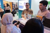 - BOOTH PTSI- Vice President Divisi Bisnis Strategis Industrial Services PT Surveyor Indonesia (PTSI), Sarjuni Adicahya (kiri), berbincang interaktif dengan pengunjung booth PTSI dalam gelaran Joint Convention Semarang (JCS) 2025, di Padma Hotel Semarang, Kamis (3/7/2025). Foto : ist/metrojateng.id