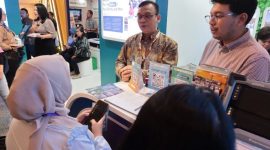 - BOOTH PTSI- Vice President Divisi Bisnis Strategis Industrial Services PT Surveyor Indonesia (PTSI), Sarjuni Adicahya (kiri), berbincang interaktif dengan pengunjung booth PTSI dalam gelaran Joint Convention Semarang (JCS) 2025, di Padma Hotel Semarang, Kamis (3/7/2025). Foto : ist/metrojateng.id