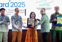 - PENGHARGAAN- Rita Mirasari, Direktur Danamon (tengah), menerima penghargaan pada acara Best Report Awards (“BREW”) 2025 yang digelar di Jakarta, Rabu (4/6/2025). Foto : Dok.Humas/metrojateng.id