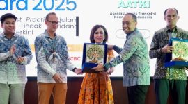 - PENGHARGAAN- Rita Mirasari, Direktur Danamon (tengah), menerima penghargaan pada acara Best Report Awards (“BREW”) 2025 yang digelar di Jakarta, Rabu (4/6/2025). Foto : Dok.Humas/metrojateng.id