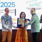 - PENGHARGAAN- Rita Mirasari, Direktur Danamon (tengah), menerima penghargaan pada acara Best Report Awards (“BREW”) 2025 yang digelar di Jakarta, Rabu (4/6/2025). Foto : Dok.Humas/metrojateng.id