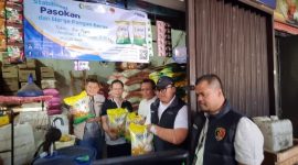 - MONITORING- Perum BULOG Jateng bersama Tim Satgas Pangan, Jumat (18/7/2025), melakukan monitoring penyaluran beras SPHP di Pasar Gayamsari, Kota Semarang. Foto : ist/metrojateng.id