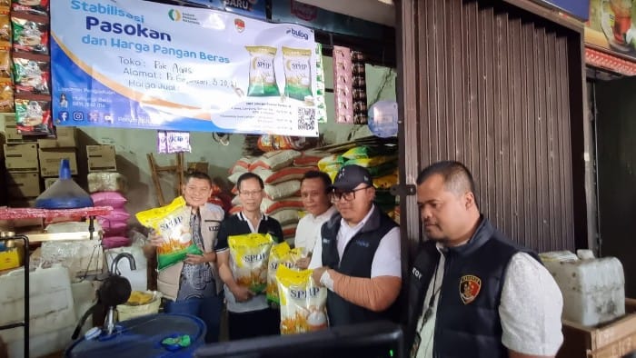 - MONITORING- Perum BULOG Jateng bersama Tim Satgas Pangan, Jumat (18/7/2025), melakukan monitoring penyaluran beras SPHP di Pasar Gayamsari, Kota Semarang. Foto : ist/metrojateng.id