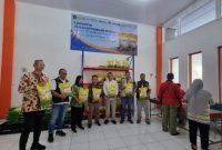 - BERAS SPHP- Pemimpin Wilayah Perum BULOG Jawa Tengah, Ahmad Kholisun, bersama Tim Satgas Pangan saat meninjau penyaluras beras SPHP di Kantor Pos Sisingamangaraja Semarang, Jumat (18/7/2025). Foto : ist/metrojateng.id