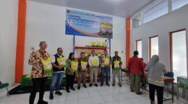 - BERAS SPHP- Pemimpin Wilayah Perum BULOG Jawa Tengah, Ahmad Kholisun, bersama Tim Satgas Pangan saat meninjau penyaluras beras SPHP di Kantor Pos Sisingamangaraja Semarang, Jumat (18/7/2025). Foto : ist/metrojateng.id