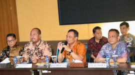 Gubernur Jawa Tengah Ahmad Luthfi saat meninjau langsung kondisi terkini di kantor Pemerintah Kota Pekalongan, Selasa, 2 September 2025.