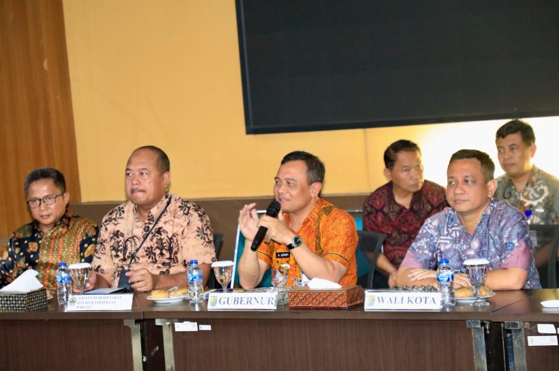 Gubernur Jawa Tengah Ahmad Luthfi saat meninjau langsung kondisi terkini di kantor Pemerintah Kota Pekalongan, Selasa, 2 September 2025.
