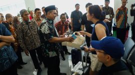 Wakil Gubernur Jawa Tengah, Taj Yasin Maimoen melepas penerbangan internasional perdana di Bandara A Yani rute Semarang - Kuala Lumpur, Jumat 5 September 2025.