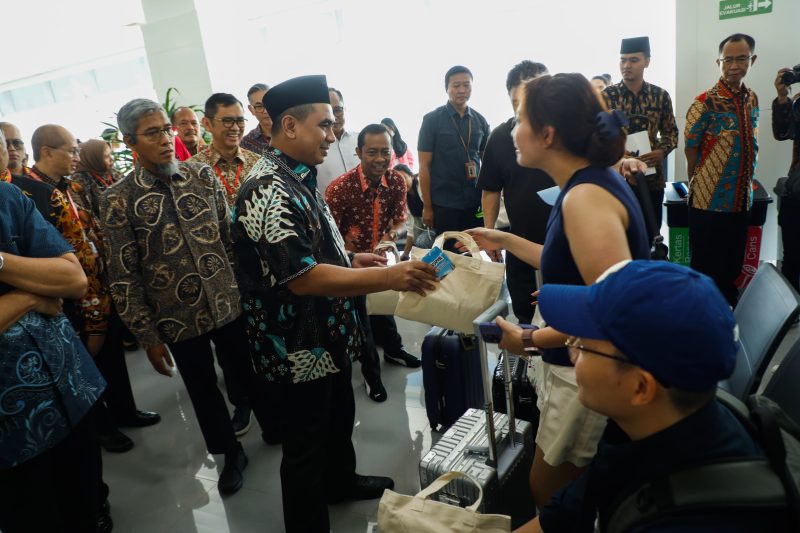 Wakil Gubernur Jawa Tengah, Taj Yasin Maimoen melepas penerbangan internasional perdana di Bandara A Yani rute Semarang - Kuala Lumpur, Jumat 5 September 2025.