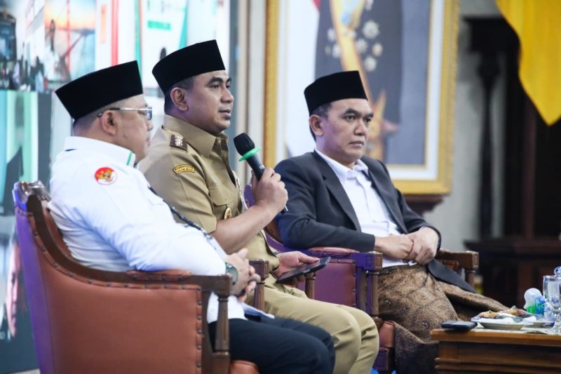 Gubernur Jateng Ahmad Luthfi dan Wakilnya Taj Yasin Maimoen mengukuhkan Lembaga Fasilitasi dan Sinergitas Pesantren (LFSP) Provinsi Jawa Tengah periode 2025–2030. 