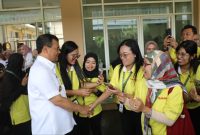 Gubernur Jateng Ahmad Luthfi saat kunjungan dan berdialog ke pabrik PT Sido Muncul di Kecamatan Bergas, Kabupaten Semarang, Rabu, 10 September 2025.