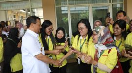 Gubernur Jateng Ahmad Luthfi saat kunjungan dan berdialog ke pabrik PT Sido Muncul di Kecamatan Bergas, Kabupaten Semarang, Rabu, 10 September 2025.