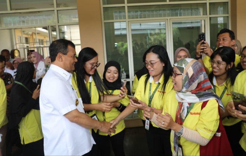 Gubernur Jateng Ahmad Luthfi saat kunjungan dan berdialog ke pabrik PT Sido Muncul di Kecamatan Bergas, Kabupaten Semarang, Rabu, 10 September 2025.