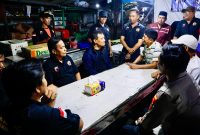 Gubernur Jawa Tengah Ahmad Luthfi turun langsung jagongan bareng warga di benerapa pos kamling di Kota Semarang, Kamis malam, 11 September 2025.