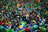 Ratusan driver ojek online dengan surat izin mengemudi (SIM) mati mendapatkan hadiah dari Gubernur Jawa Tengah Ahmad Luthfi dengan digratiskan biaya pembuatan ulang SIM.