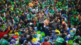 Ratusan driver ojek online dengan surat izin mengemudi (SIM) mati mendapatkan hadiah dari Gubernur Jawa Tengah Ahmad Luthfi dengan digratiskan biaya pembuatan ulang SIM.