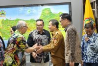 Para pengusaha yang tergabung dalam Asosiasi Pengusaha Kawasan Berikat (APKB) saat bertemu Gubernur Jateng, Ahmad Luthfi. 
