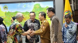 Para pengusaha yang tergabung dalam Asosiasi Pengusaha Kawasan Berikat (APKB) saat bertemu Gubernur Jateng, Ahmad Luthfi. 
